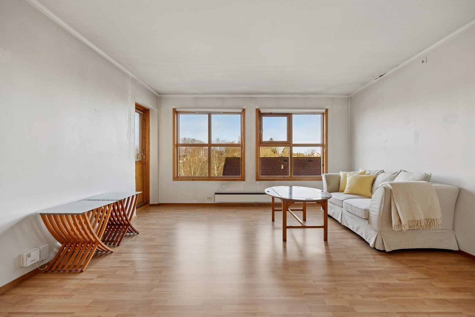 Leiligheten har en åpen og lys stue med store vindusflater. Galleribilde