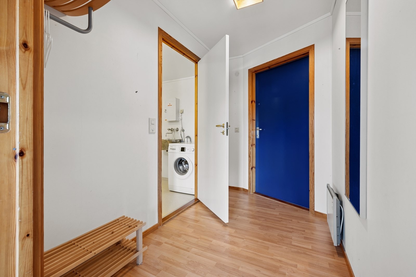 Romslig entrè med god plass til å henge fra seg yttertøy og sette fra seg sko. Galleribilde