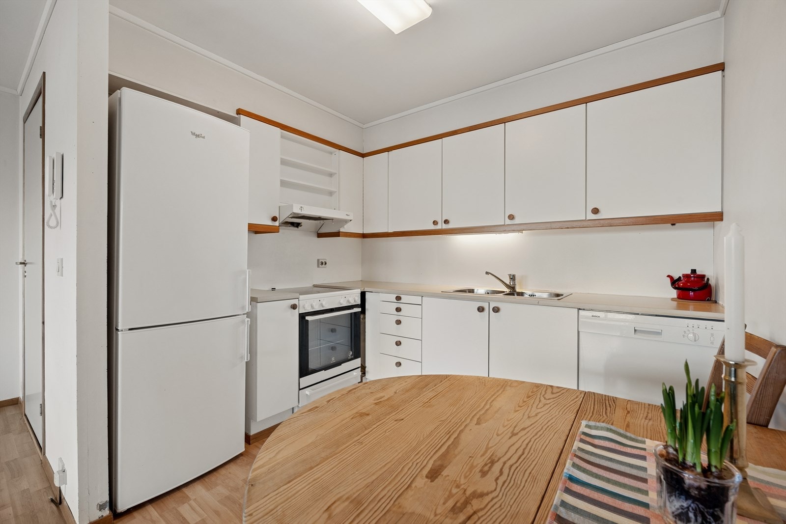 Funksjonelt kjøkken med glatte fronter og laminat benkeplate. Galleribilde