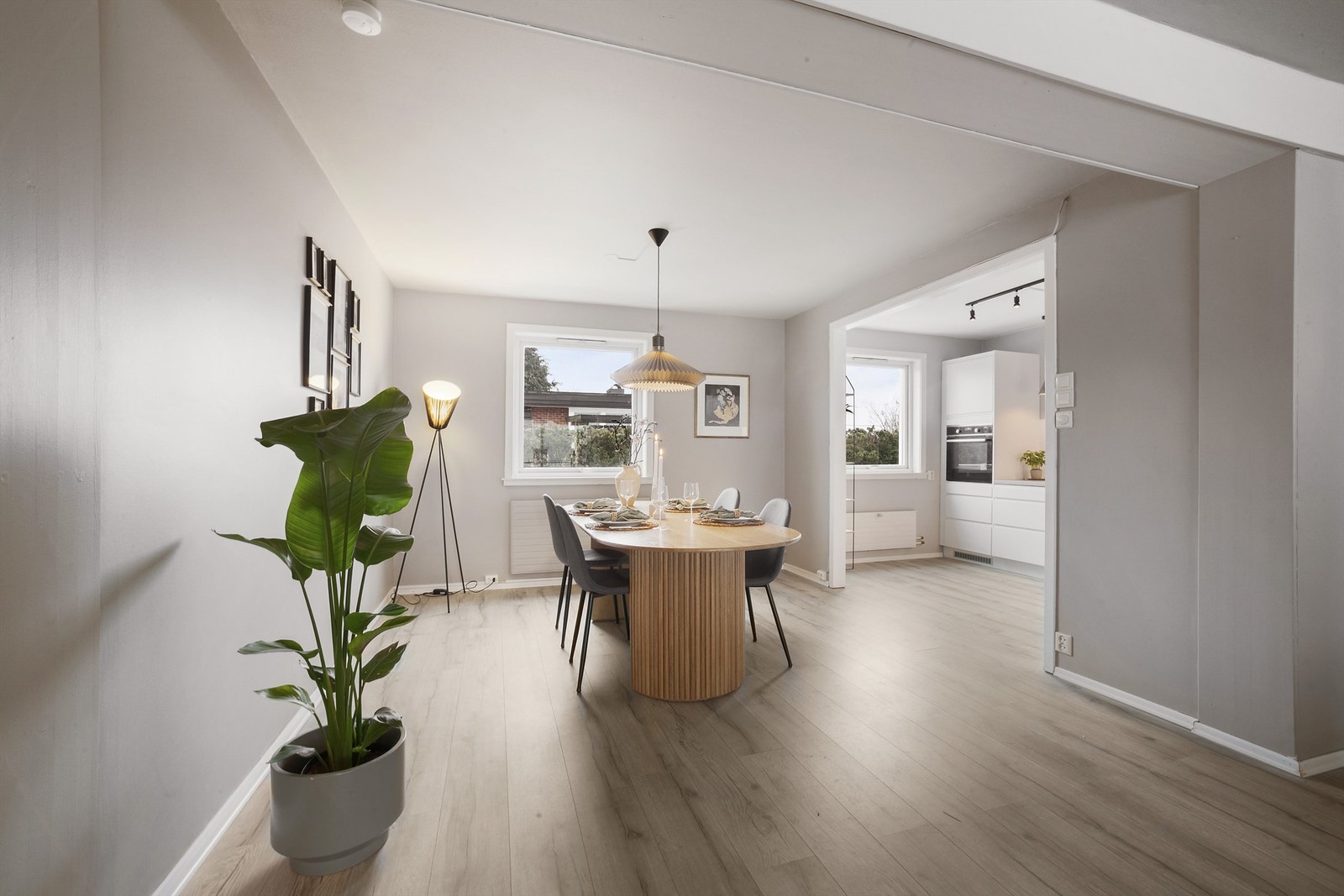 Det er god plass til spisebord og stoler i praktisk nærhet til kjøkkensonen Galleribilde