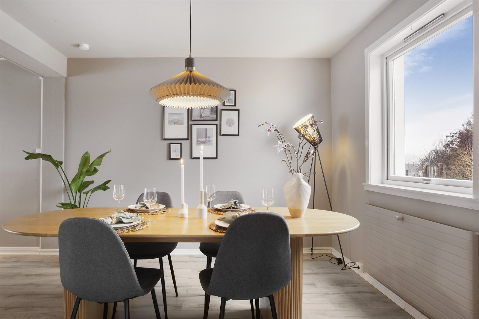 Store vindusflater slipper inn rikelig naturlig lys Galleribilde