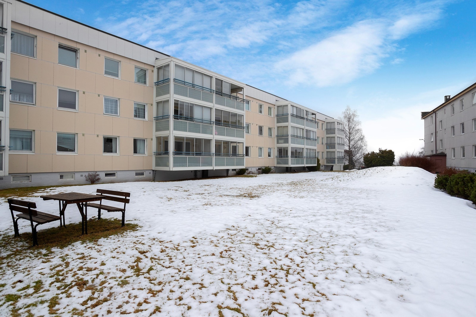 Fellesområder er pent opparbeidet med asfalterte veier, biloppstillingsplass, sittegrupper, gressplen og diverse beplantning Galleribilde