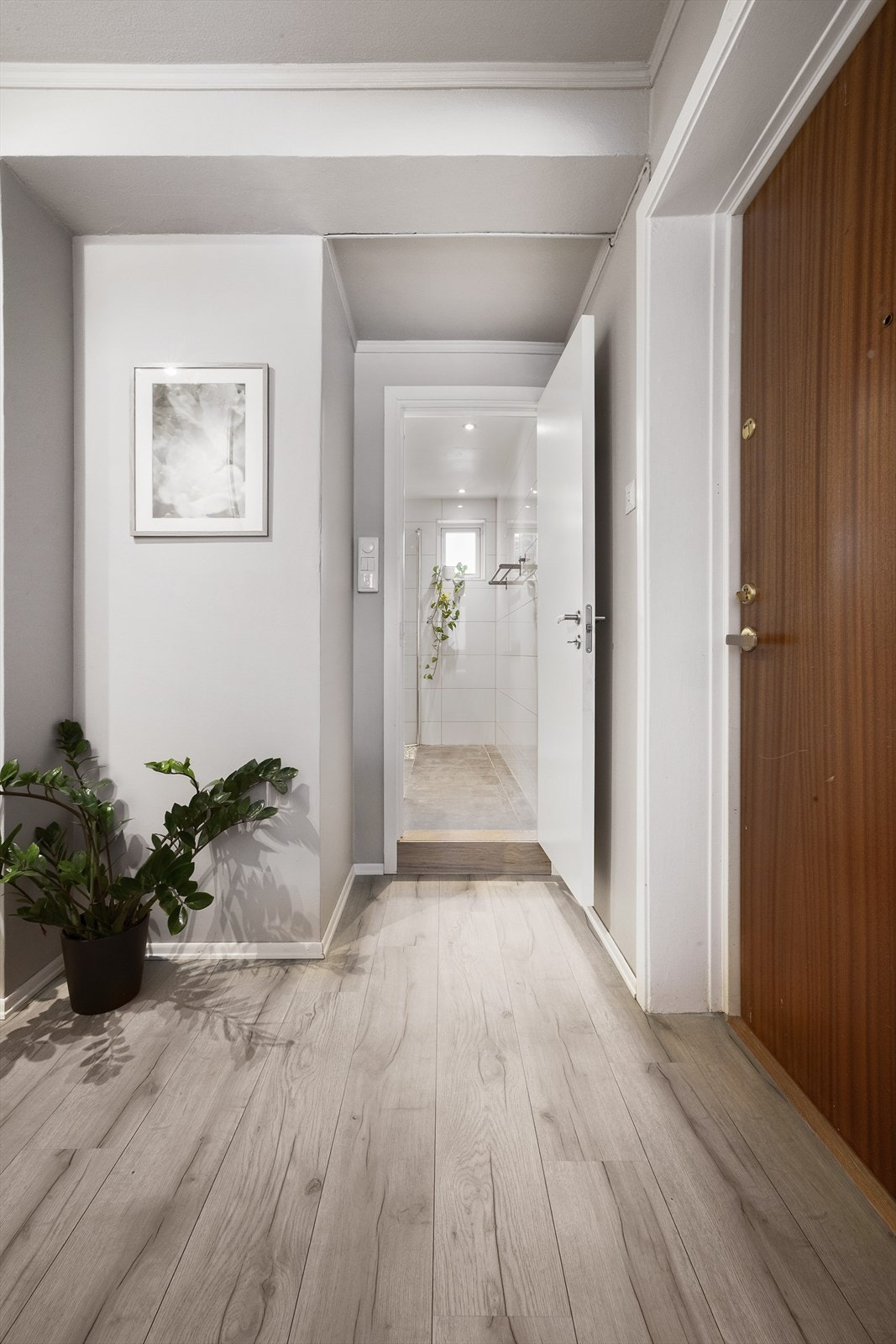 Fra entréen er det adkomst til flislagt bad Galleribilde