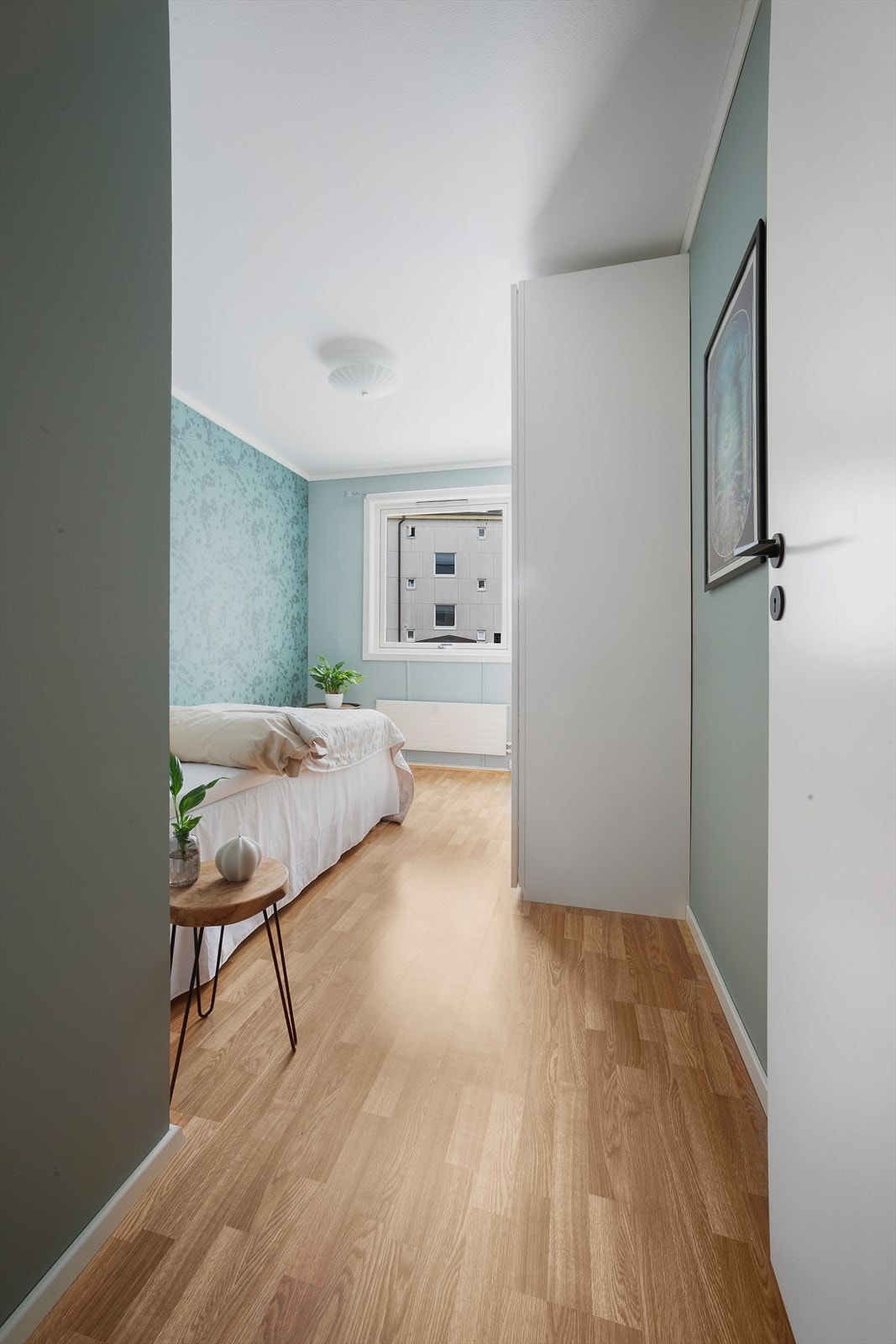 Rommene er malt i moderne farger og et soverom har en dekorativ fondvegg Galleribilde