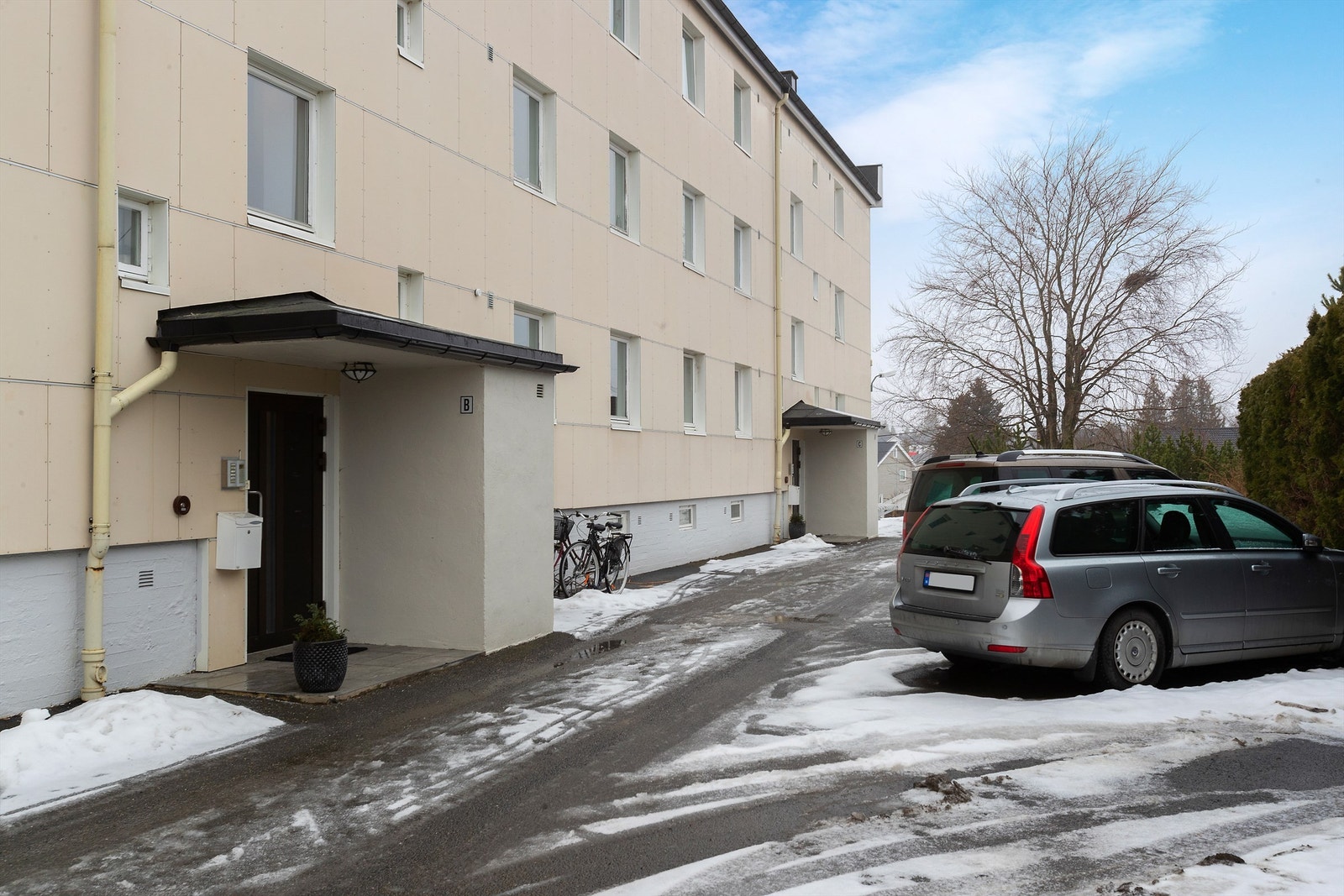 Felles parkering utenfor boligblokken som beboerne kan benytte Galleribilde