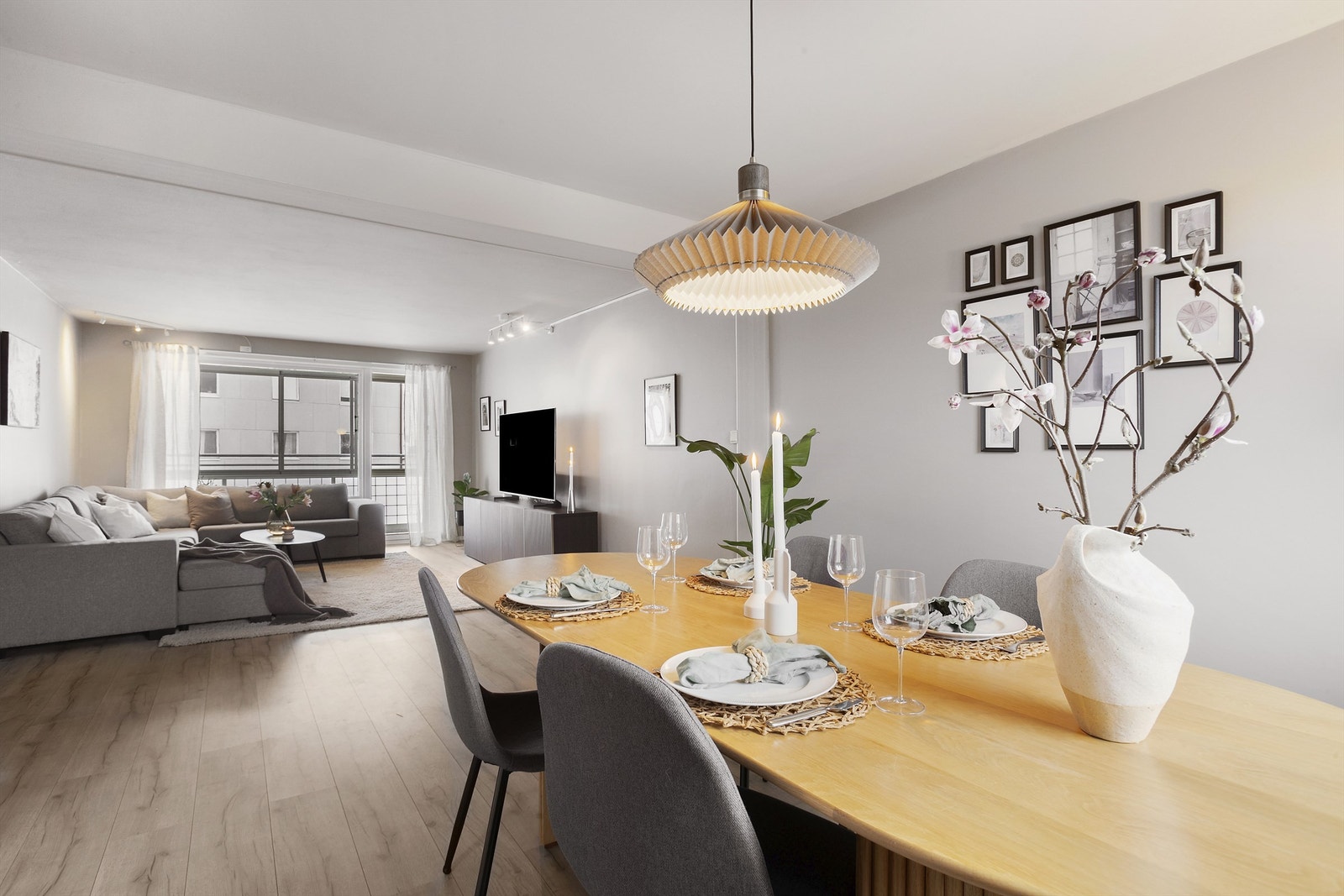 Her bor du i en flott 3-roms leilighet, med attraktiv og sentral beliggenhet nær Ski sentrum Galleribilde