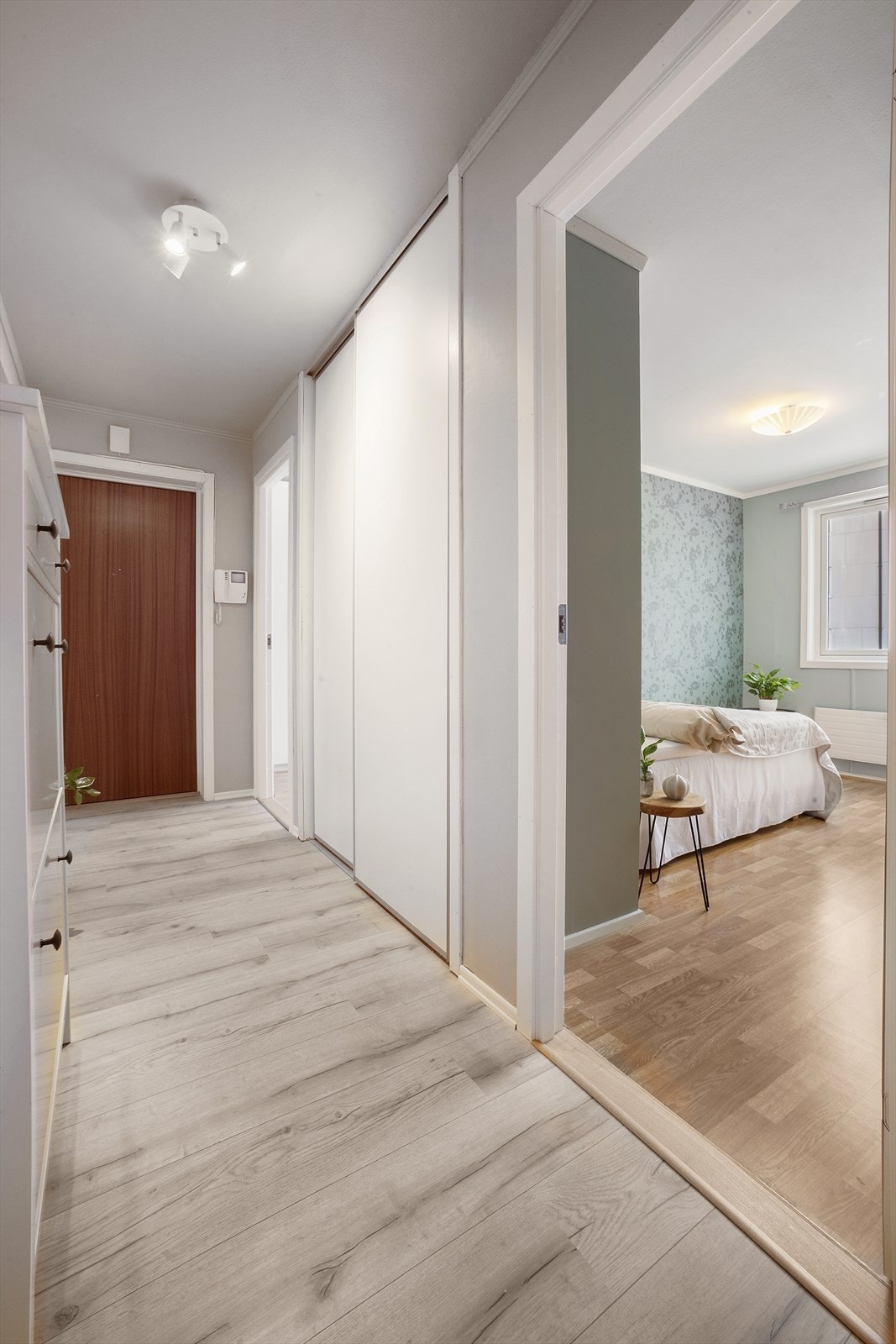 Entréen har skyvedørsgarderobe for å henge fra seg ytterklær og sko Galleribilde