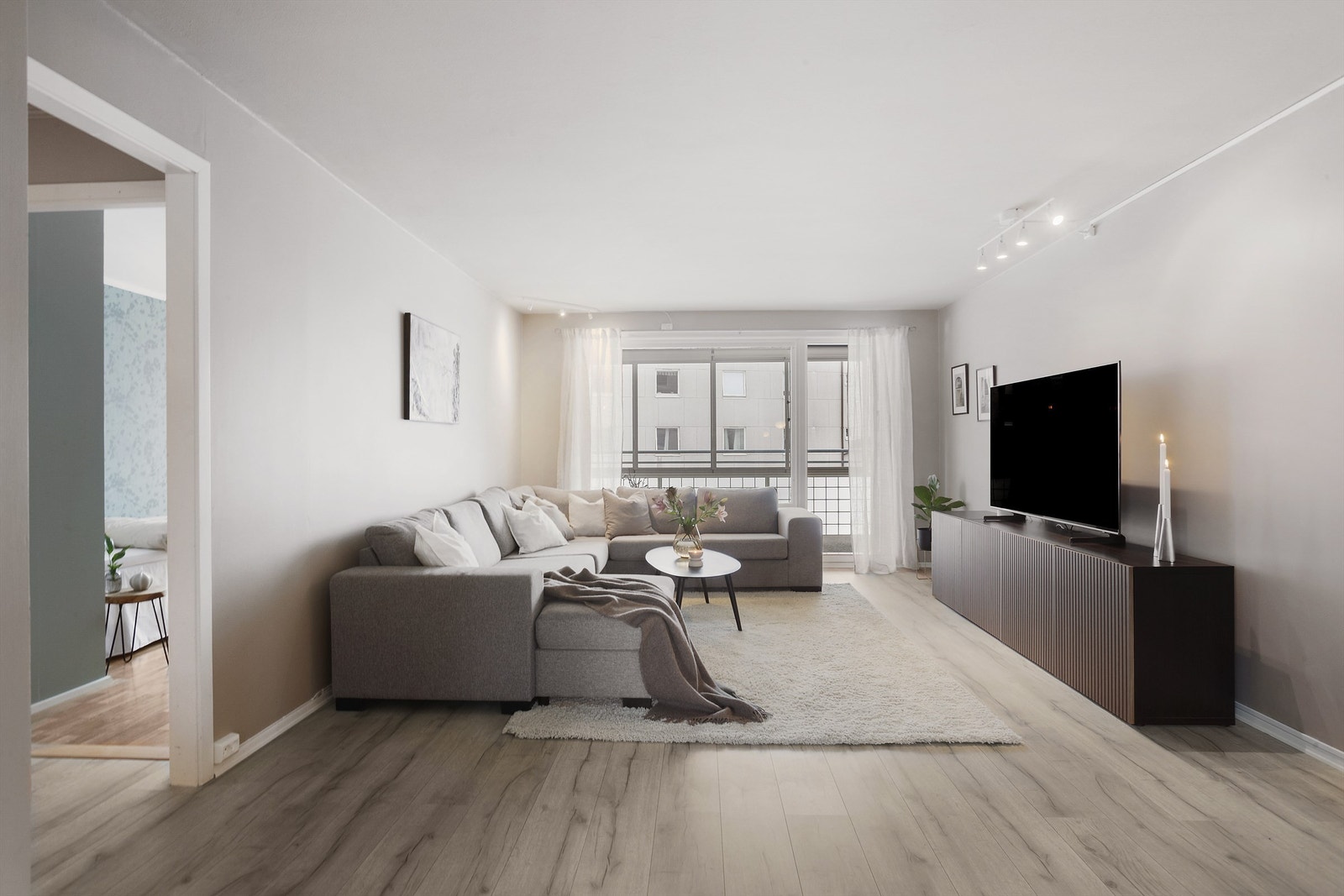 Stuen kan enkelt møbleres med hjørnesofa, sofabord, TV-løsning og annet ønsket møblement Galleribilde