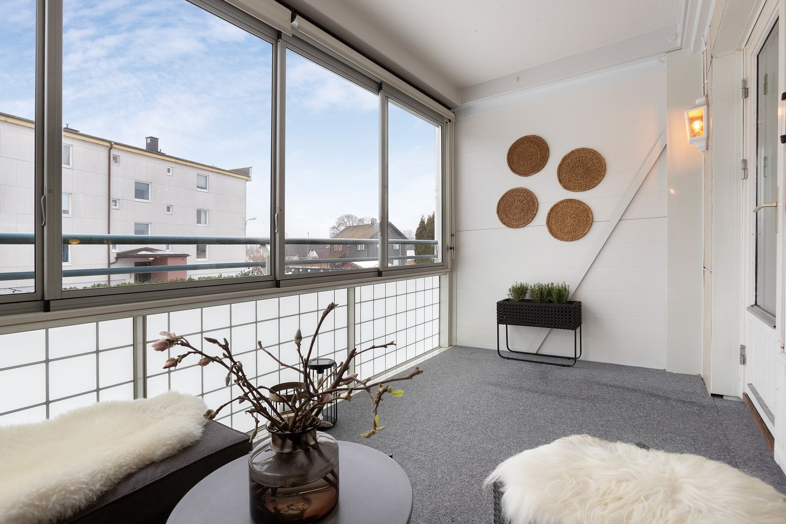 Balkongen kan brukes store deler av året - både tidlig vår og langt utover høsten - og har god plass til hagemøbler Galleribilde