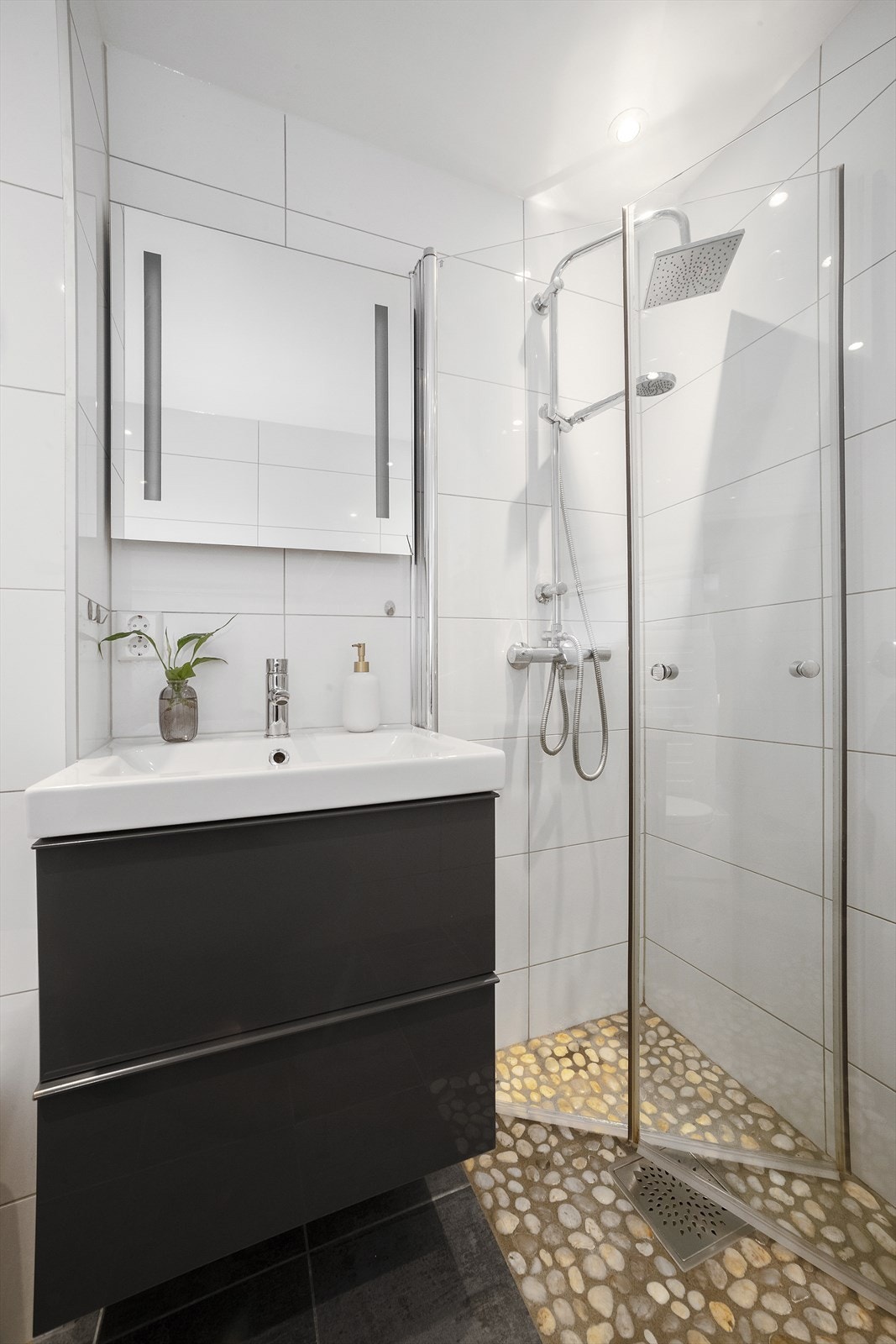 Innredningen består av vegghengt servantskap med skuffer, heldekkende servant og ettgreps armatur Galleribilde