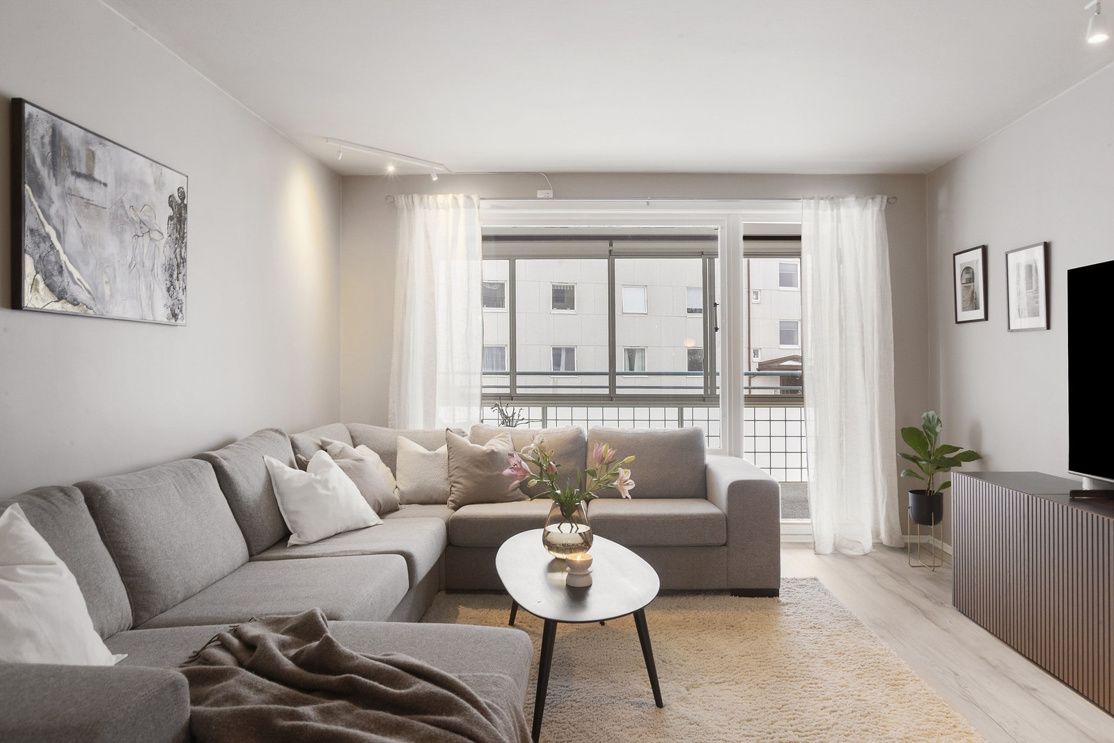 Fra stuen er det direkte adkomst til en sydvestvendt, innglasset balkong Galleribilde