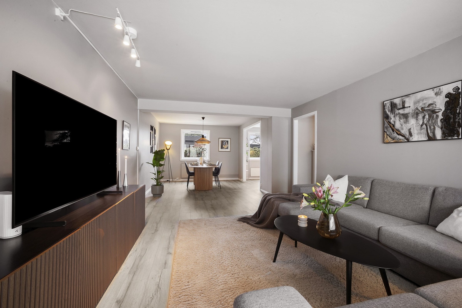 Stue og kjøkken er i en åpen løsning Galleribilde