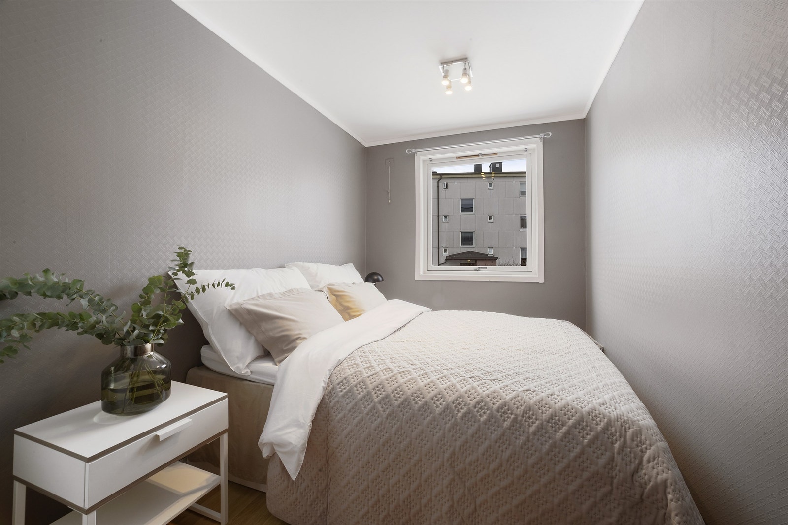 Leiligheten har to soverom med garderobeskap Galleribilde