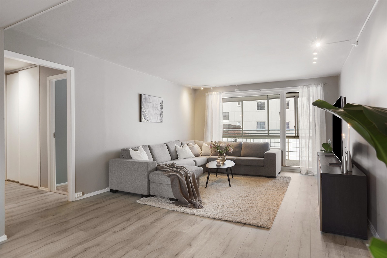 Gulv er belagt med laminat, vegger og himling har slette, malte flater som gir et moderne og tidløst uttrykk Galleribilde