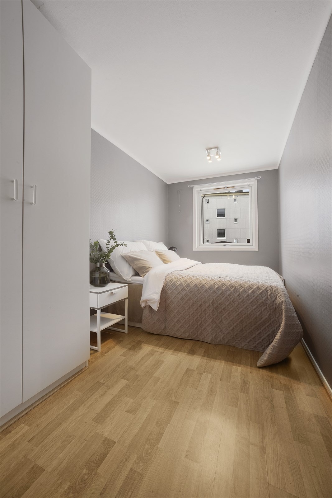 Soverommene kan innredes med seng og nattbord Galleribilde