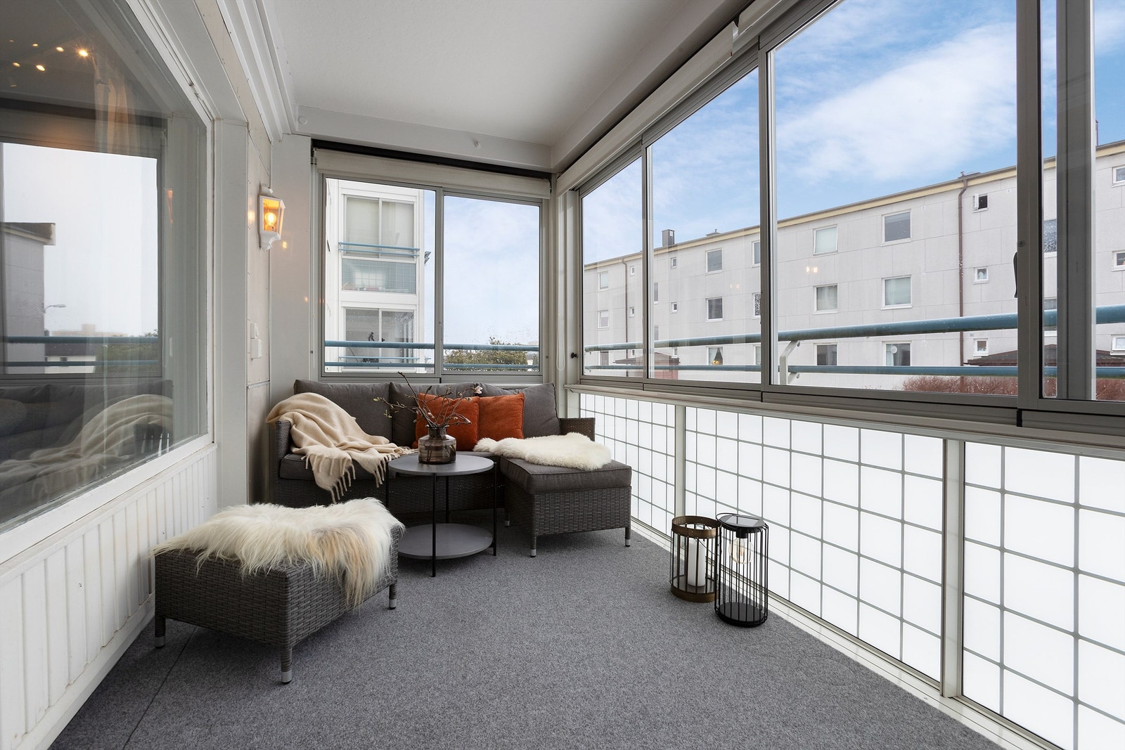 Balkongen er overbygget og er på ca. 10 kvm. Galleribilde