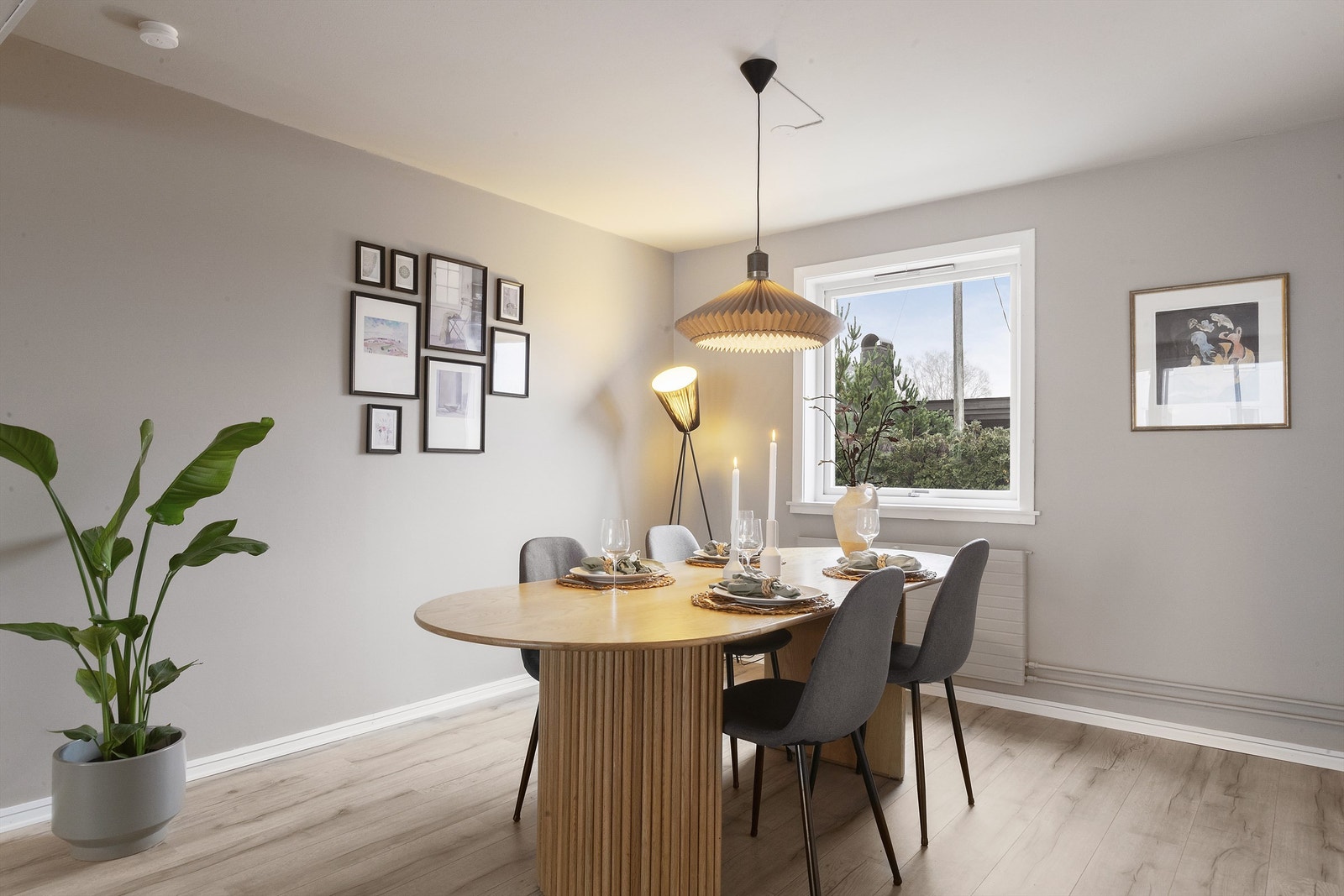 Lampe over spisebord følger ikke med salget Galleribilde