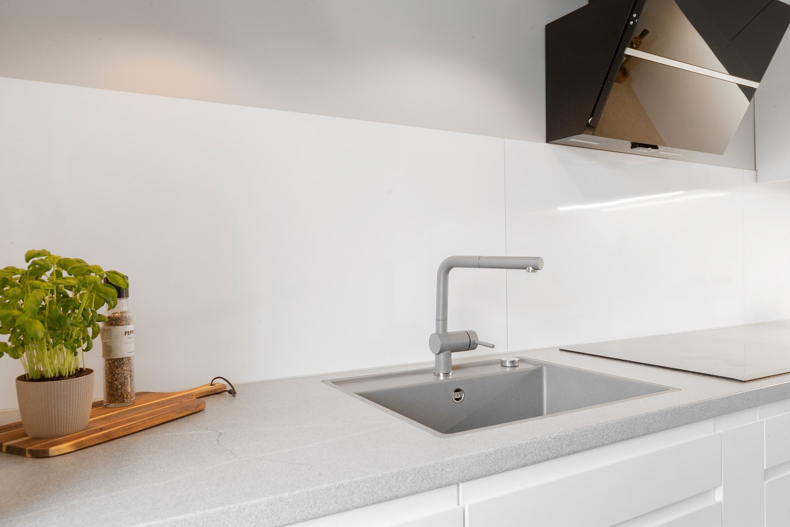 Kjøkkenet har moderne, slette fronter og benkeplate av laminat, med nedfelt oppvaskkum i slitesterk kompositt Galleribilde