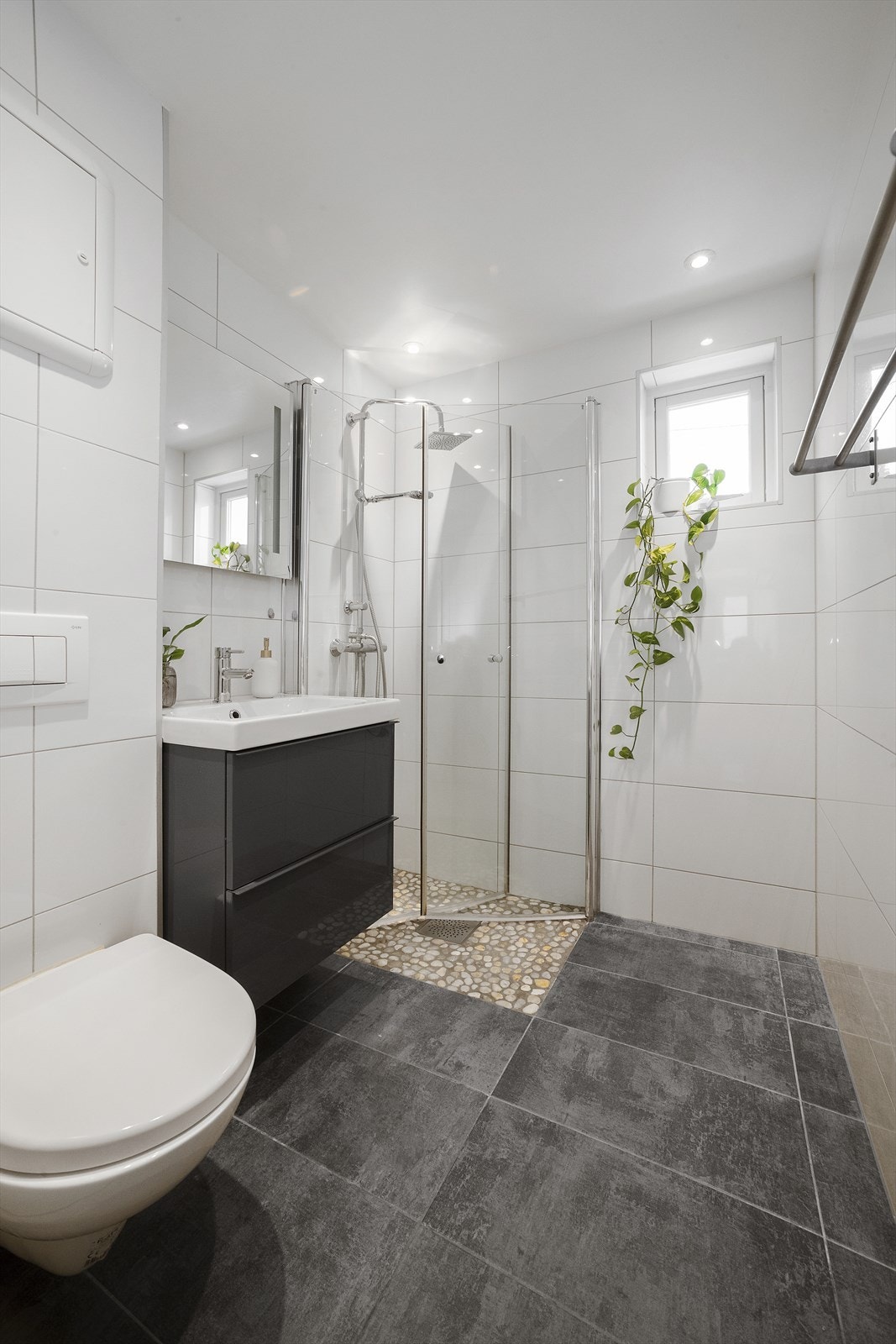 Flislagt bad fra 2017 med behagelig gulvvarme Galleribilde