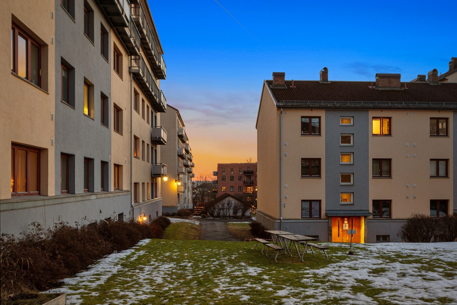 Borettslaget har hyggelig felles bakgård med grønne hageområder, sitteplasser og gode solforhold. Galleribilde