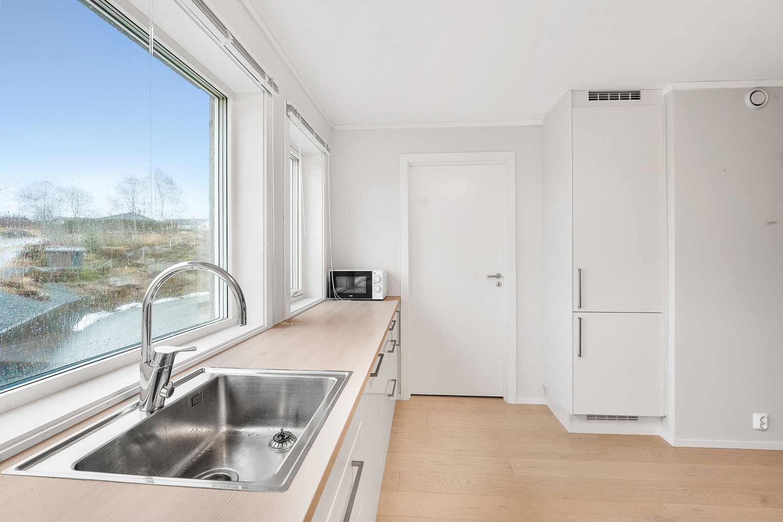 Fin og fri utsikt fra kjøkkenet. Galleribilde