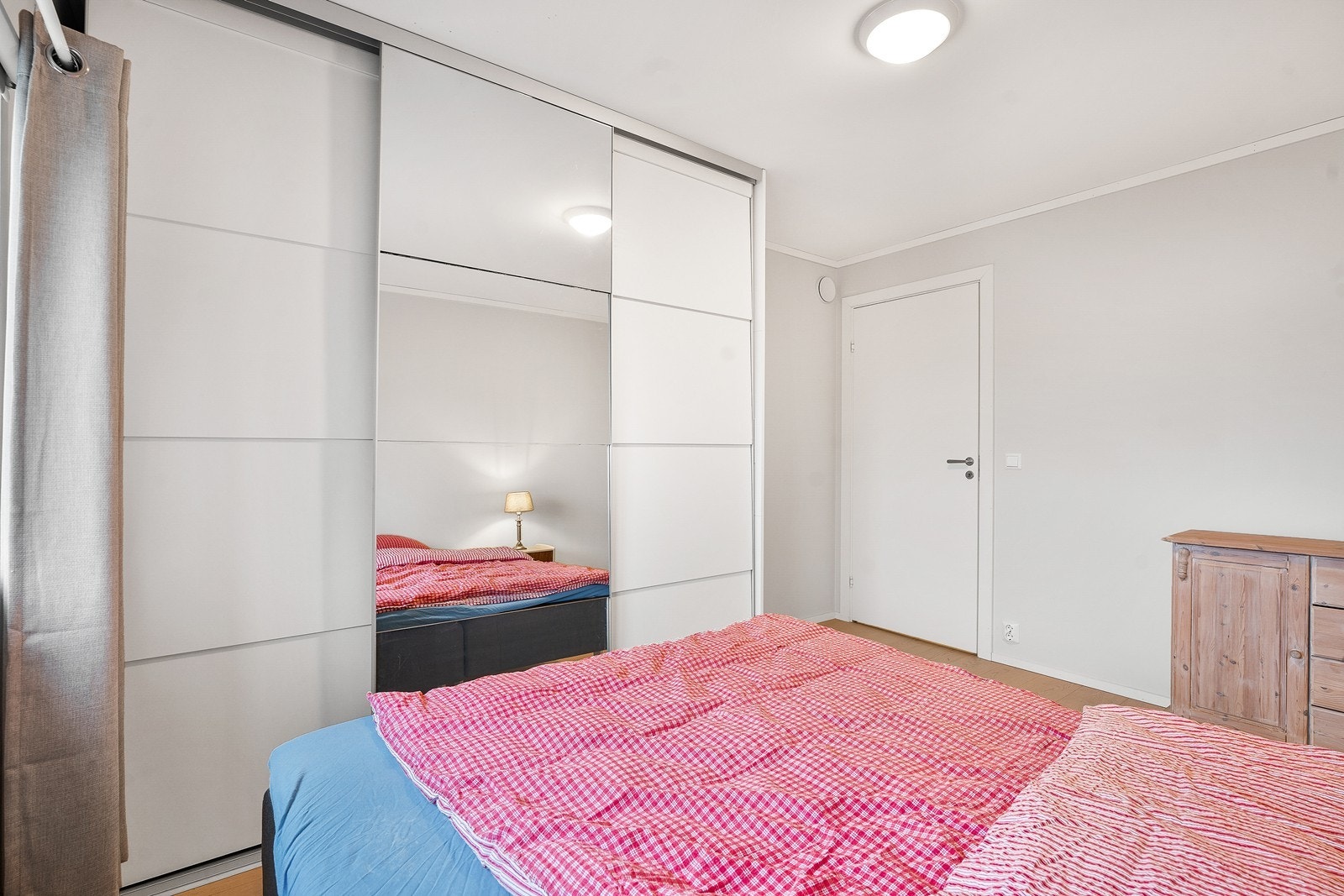 Fin skyvedørsgarderobe med speil. Galleribilde