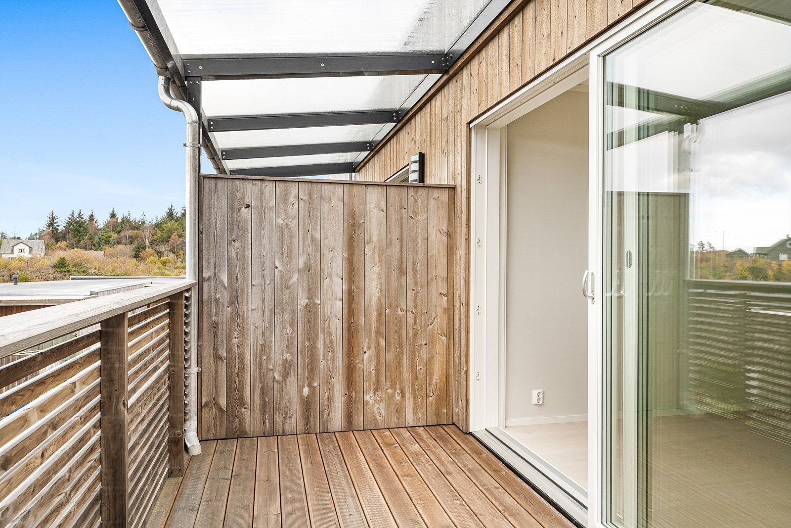 012_Utgang til balkong via stor skyvedør..jpg Galleribilde