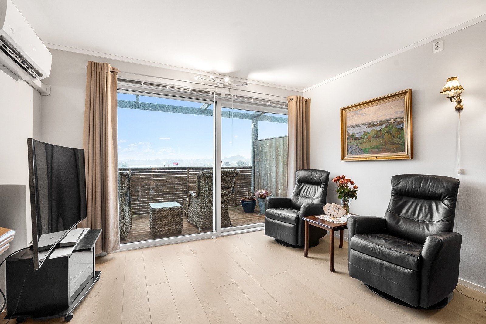 Fra stuen er det utgang til overbygget balkong med fin utsikt mot Storavatnet. Galleribilde