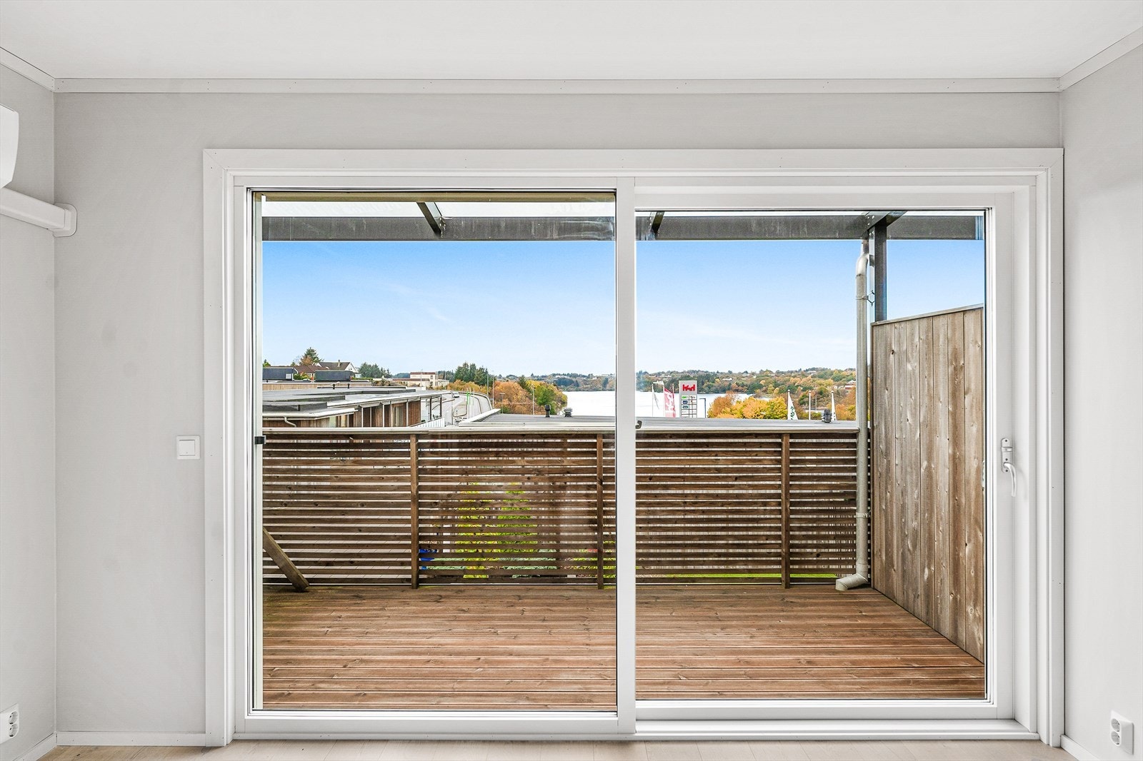 011_Romslig og fin balkong med flott utsikt mot Storavatnet..jpg Galleribilde