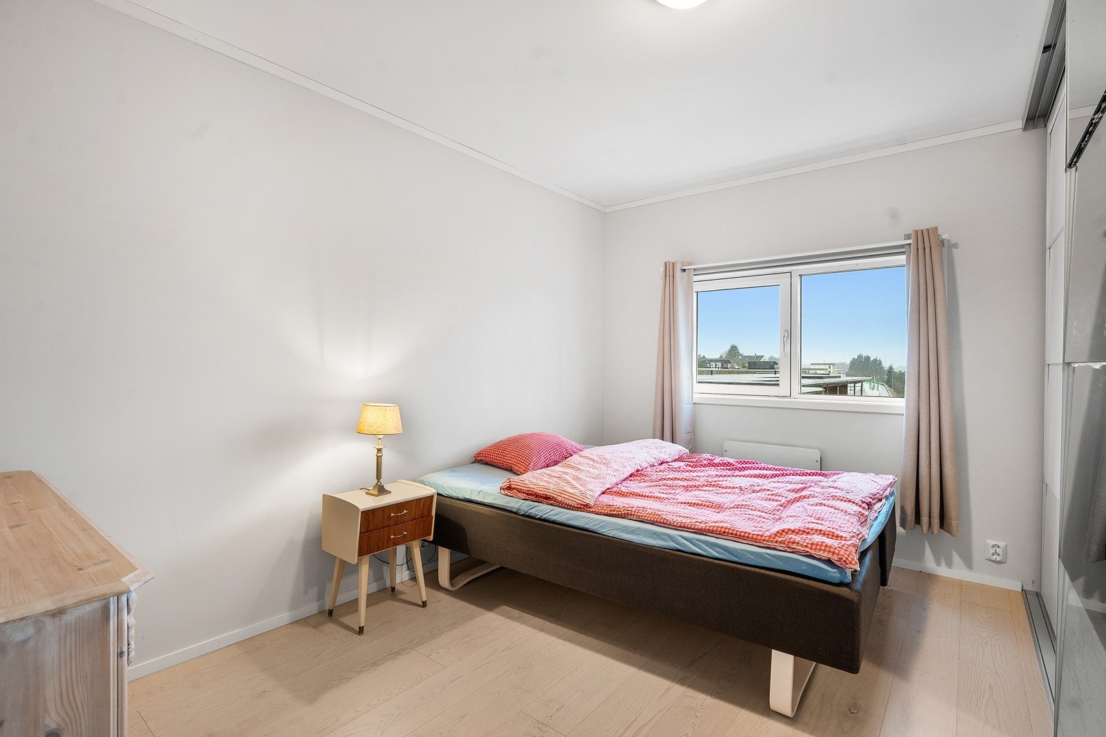 Romslig soverom. Galleribilde