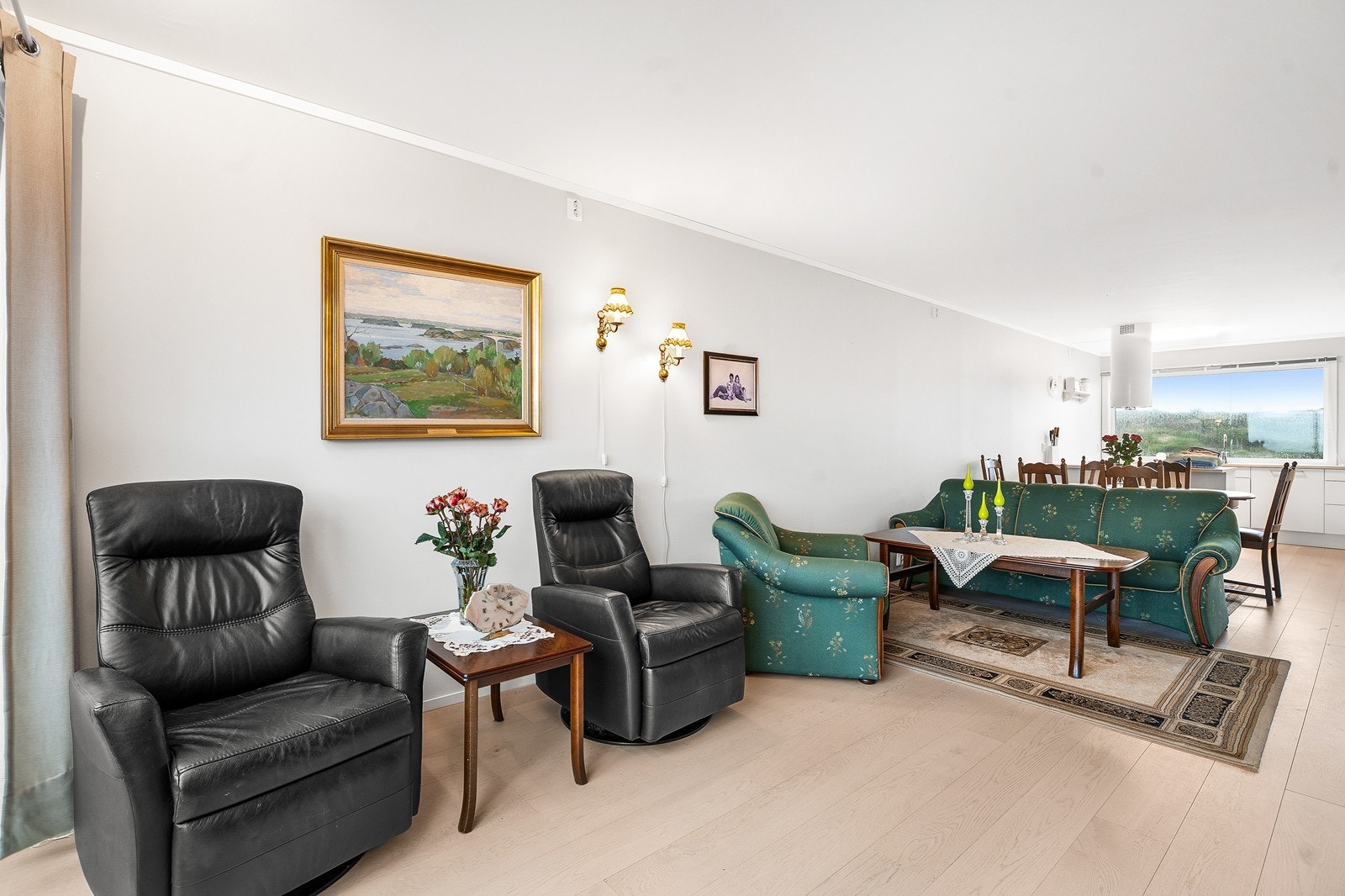 Stuen har parkett gulv og lysmalte flater. Galleribilde