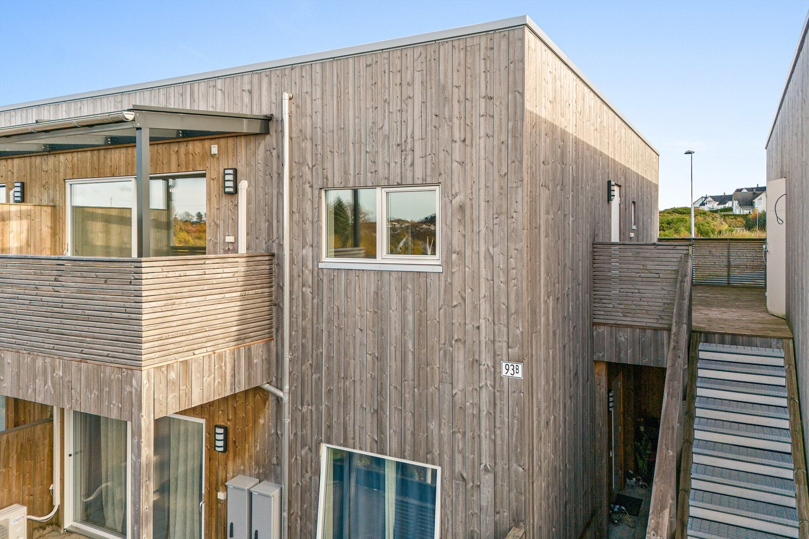 Solid trapp opp fra bakkeplan. Galleribilde