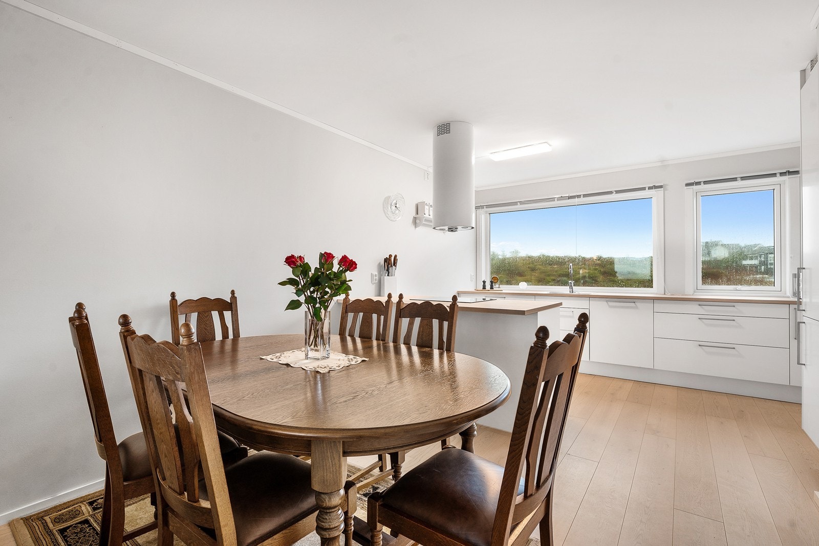 Fin og åpen stue/kjøkkenløsning med god plass til spisebord. Galleribilde