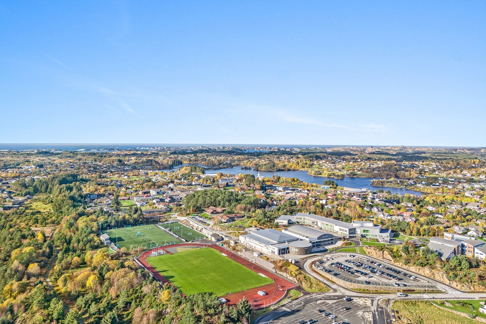 Like i nærheten finner du idrettsanlegg og fine turområder. Galleribilde