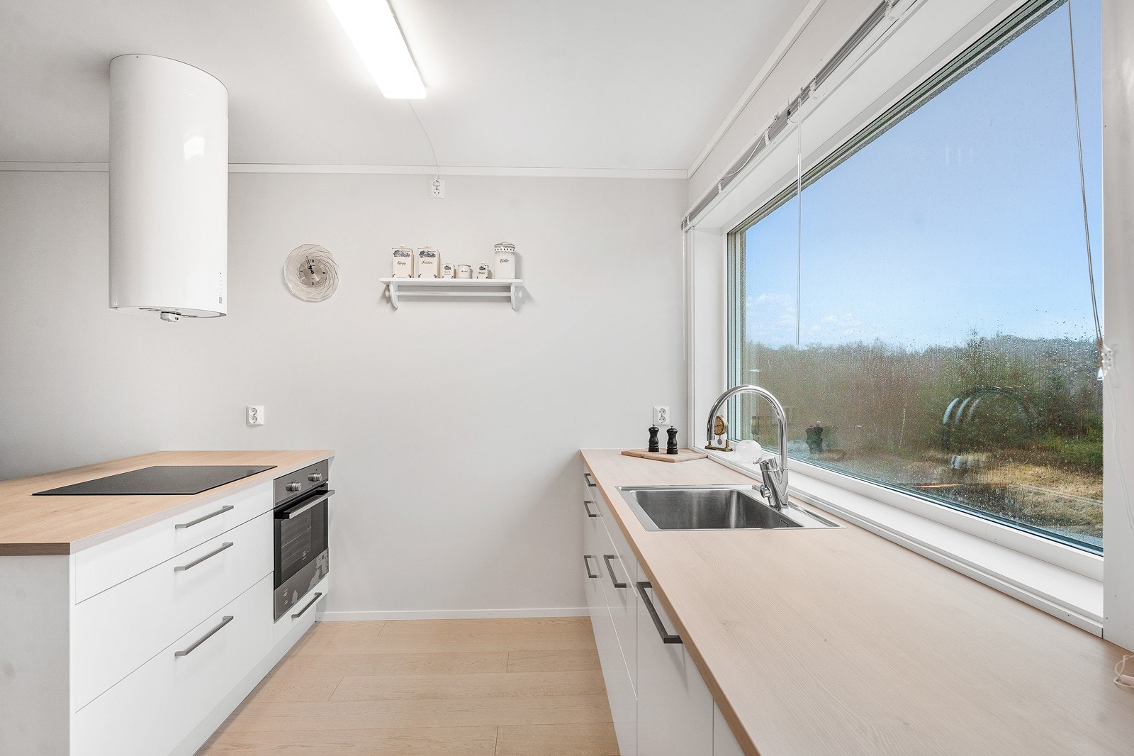 Kjøkken med god benkeplass. Galleribilde