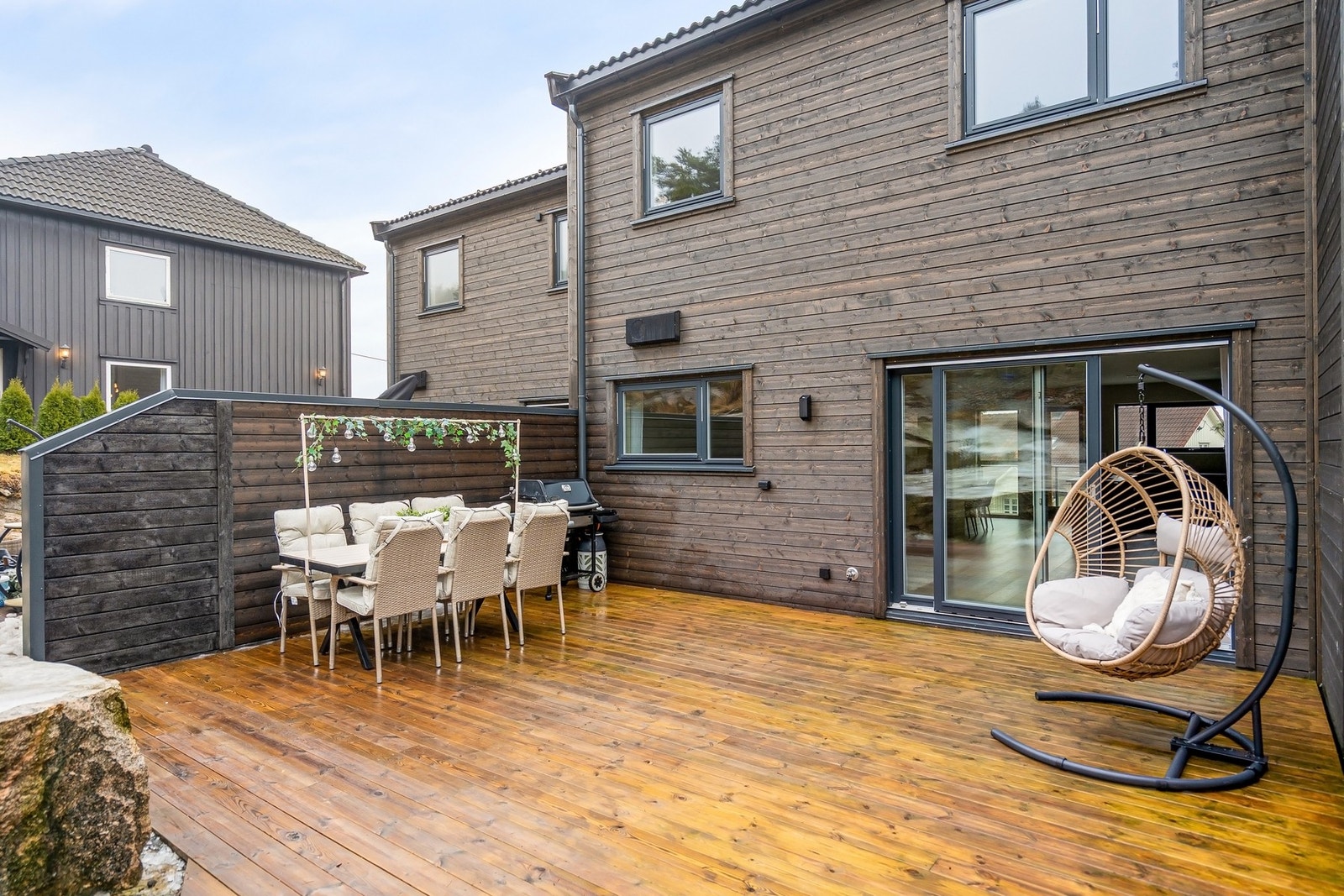Romslig terrasseplatting med delevegger mellom boligene gir god skjerming. Galleribilde