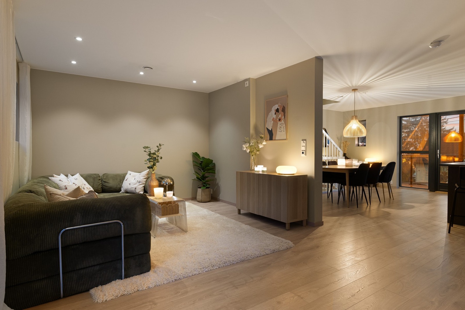 Boligen har gjennomgående lyse og moderne overflater. Det er downlights i deler av himlingen. Galleribilde