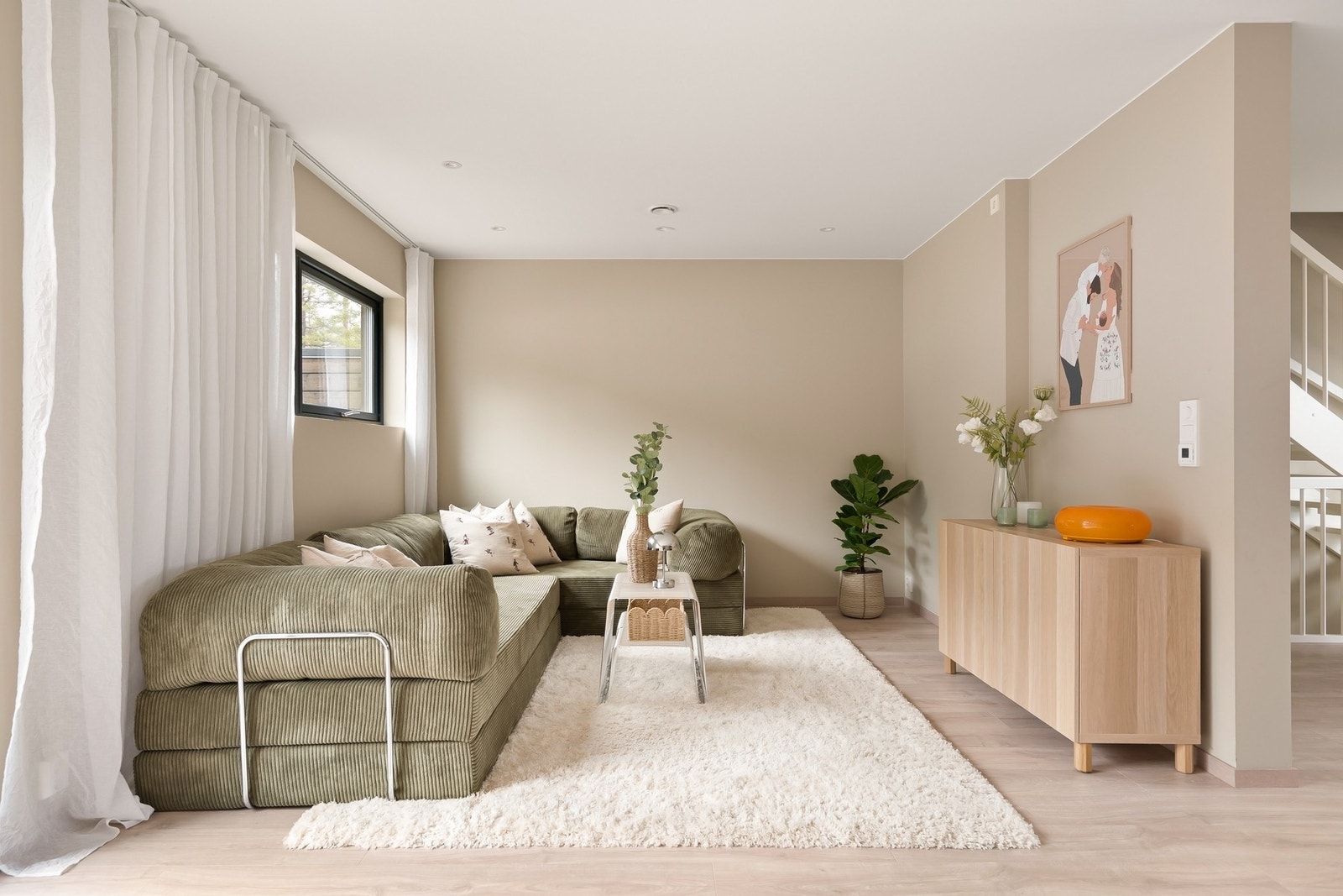 Innbydende og moderne stue med fine møbleringssoner og en naturlig plass for sofaen. Galleribilde