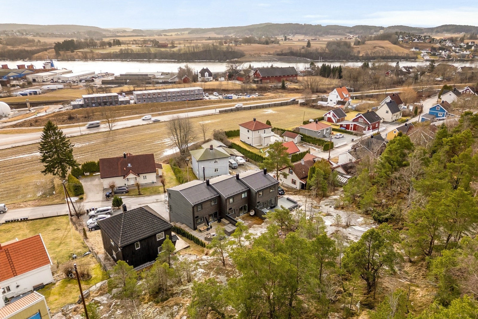 Boligen ligger i et populært og veletablert boligområde på Yven i Sarpsborg kommune. Galleribilde