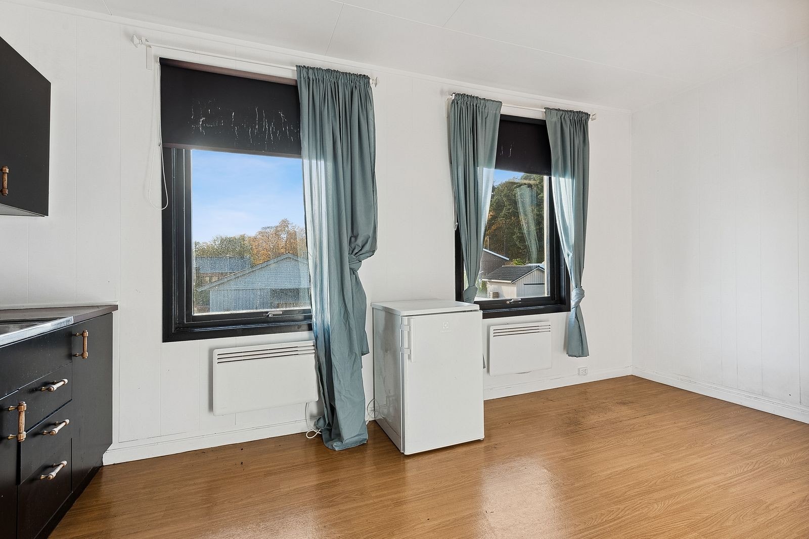 Romslig og lys stue i åpen løsning mot kjøkken. Med plass til sofa og spisebord. Galleribilde