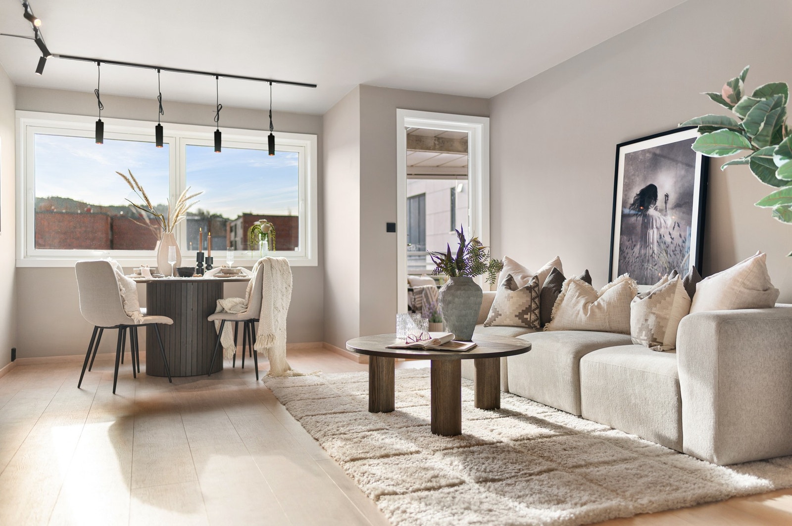 Stue på 25,2m² med gode møbleringsmuligheter. God plass til sofagruppe og spisegruppe. Galleribilde