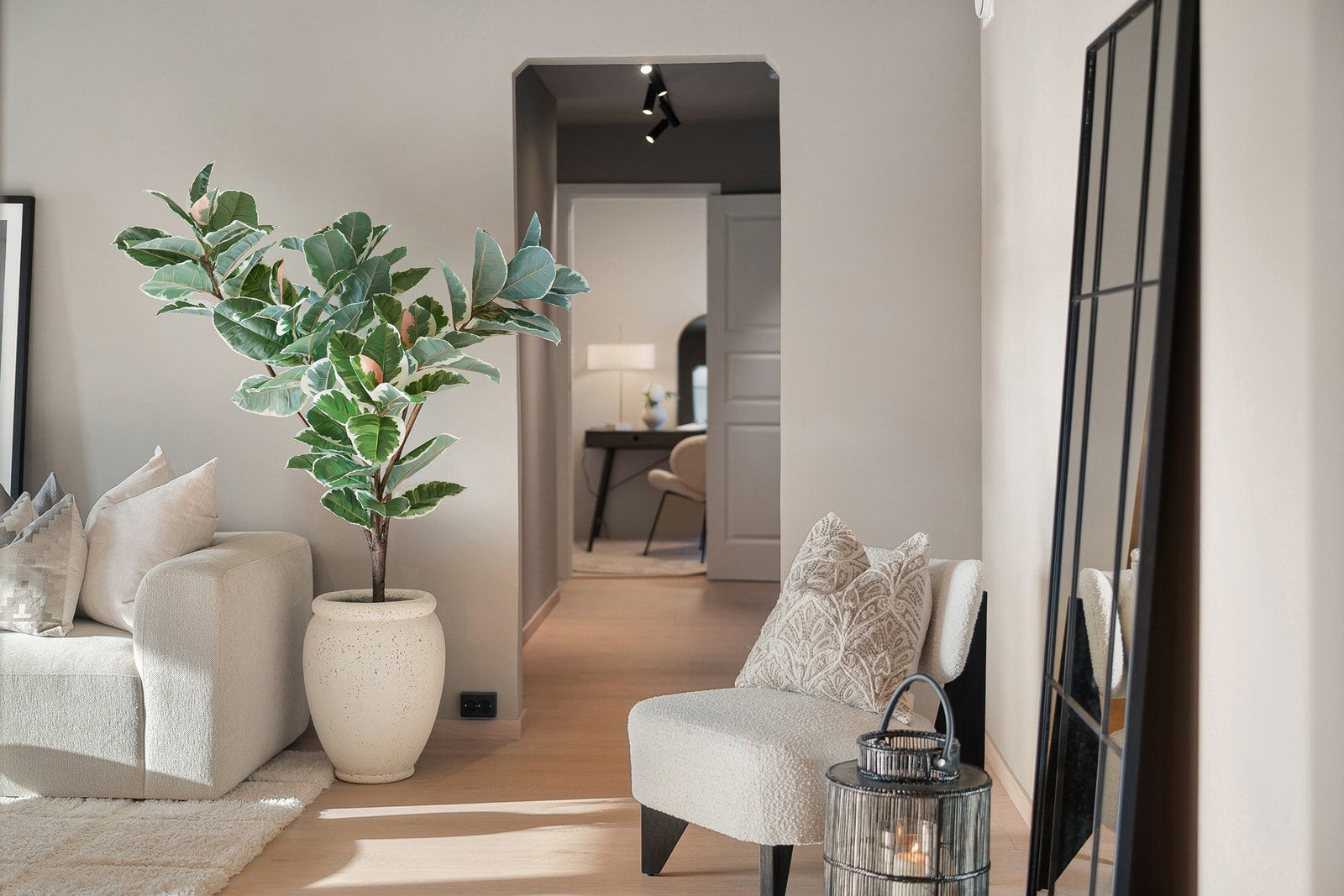 Gang på 7m² til leilighetens 2 soverom og disponibelt rom som brukes som kontor. Galleribilde