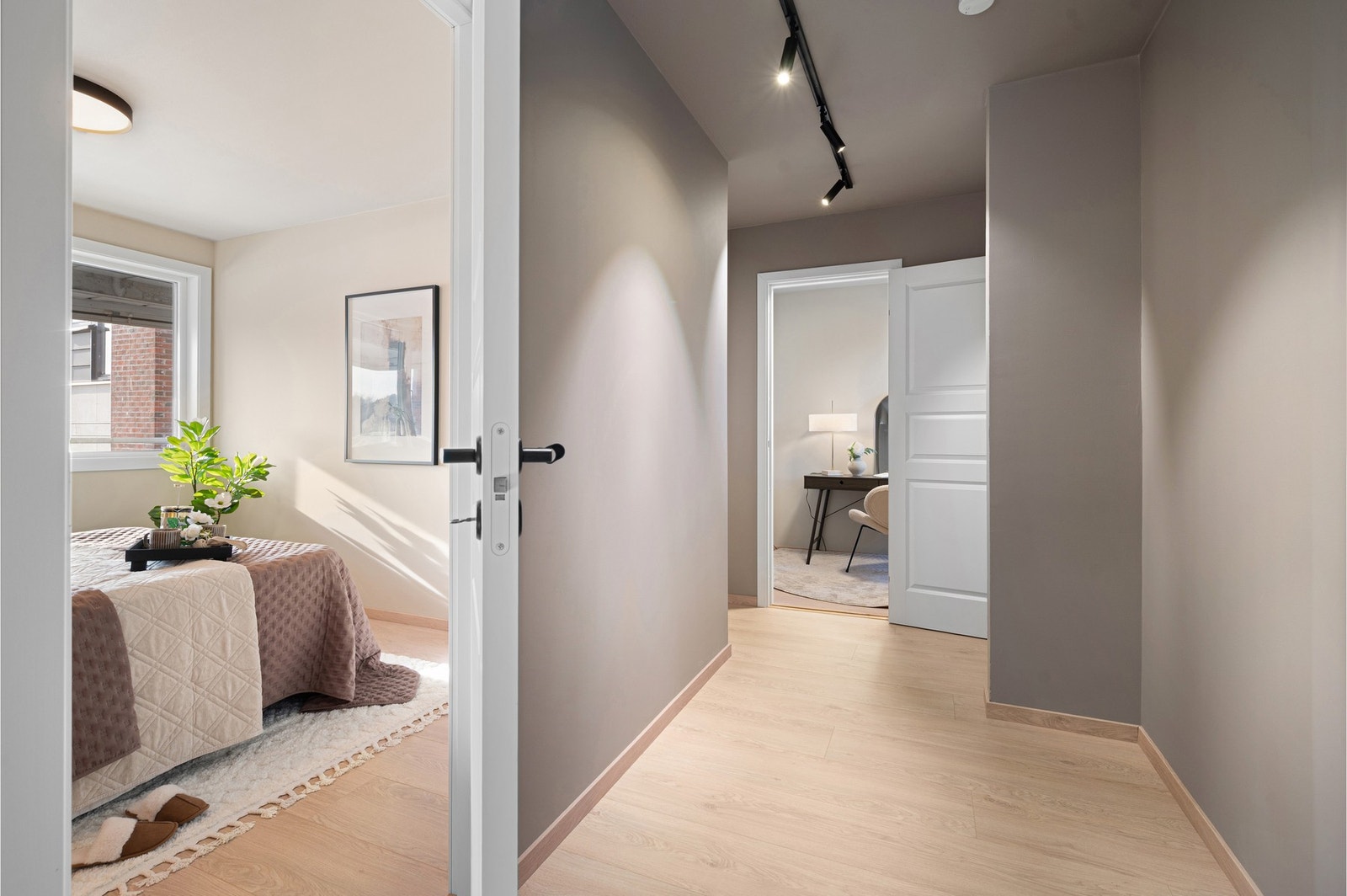 Gang på 7m² til leilighetens 2 soverom og disponibelt rom som brukes som kontor. Galleribilde