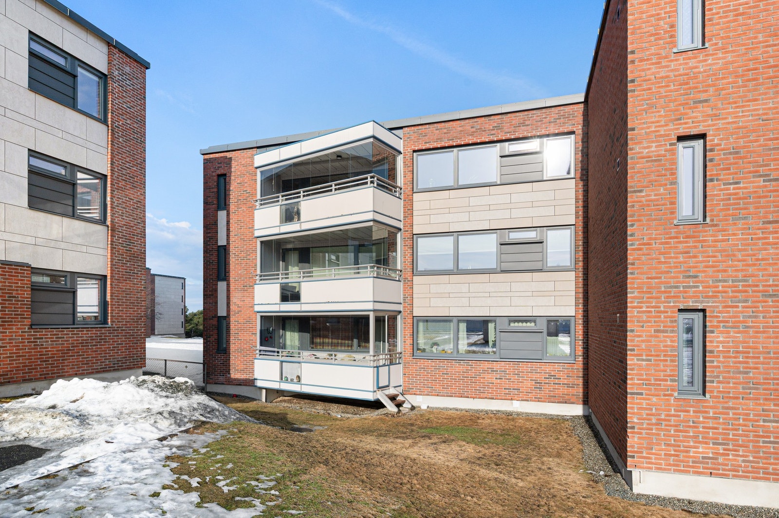 Bygget ble utvendig renovert i 2019 hvor bl.a. alle vinduer ble byttet, nye verandadører, etterisolering av vegger og nye sykkelboder. Galleribilde