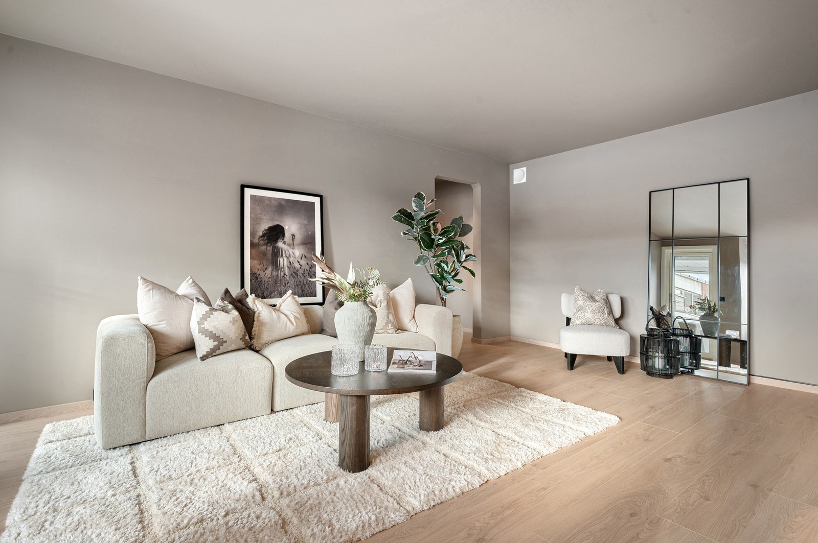 Moderne og tidsriktige farge-og materialvalg i leiligheten. Alle overflater er nyoppusset i 2026. Galleribilde