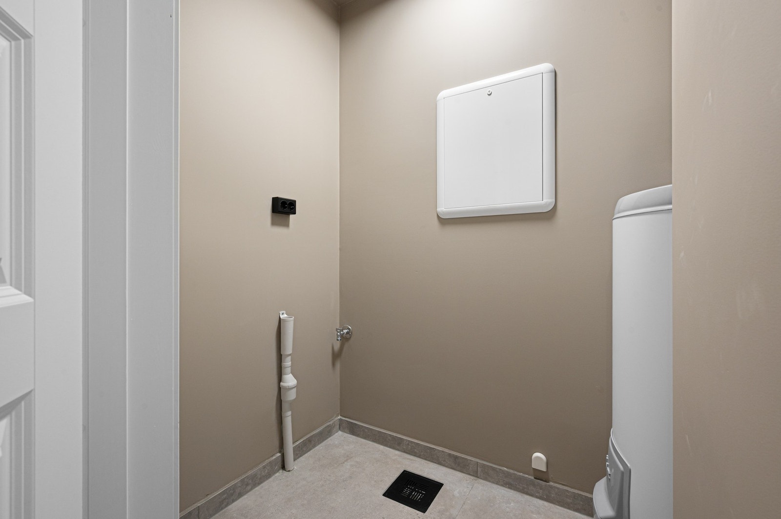 Praktisk og separat vaskerom oppusset i 2026. Galleribilde