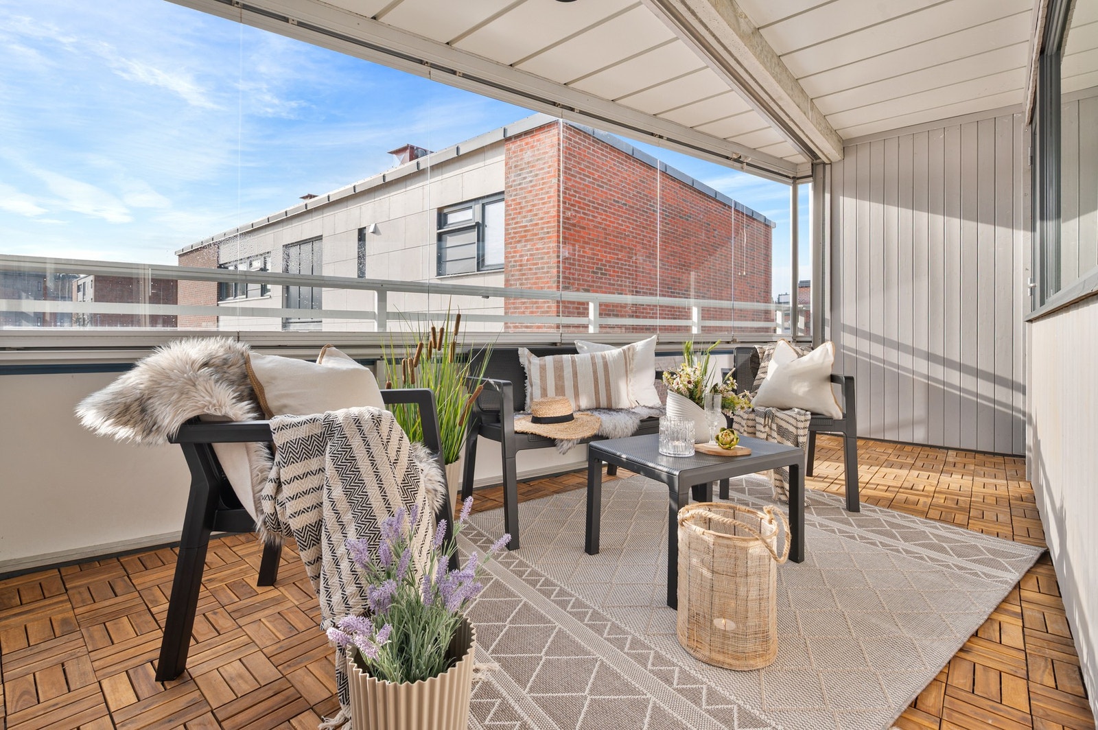 Innglasset balkong på 10,1m² med god plass til utemøblement. Galleribilde