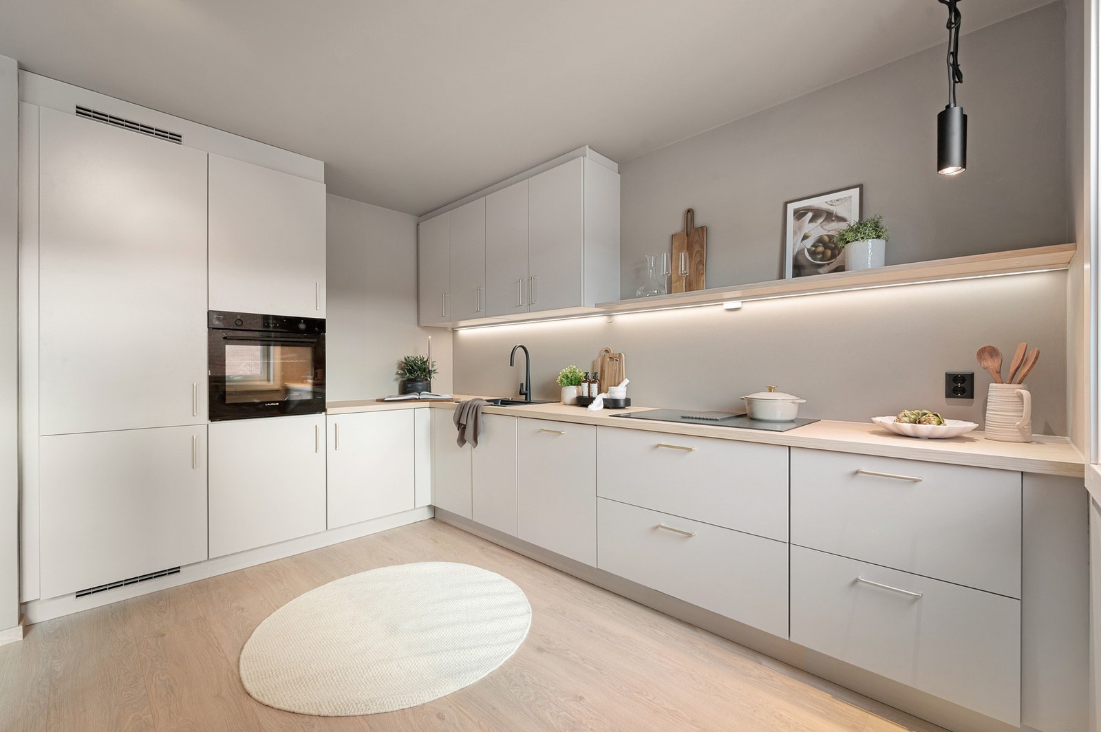 Kjøkkenet er oppusset i 2026 med integrerte hvitevarer som platetopp med avtrekk, stekeovn, kjøl/fryseskap og oppvaskmaskin. Galleribilde