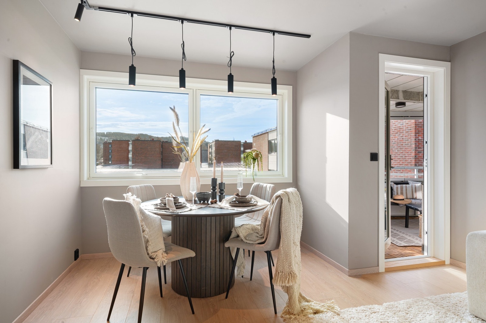 Utgang til en innglasset balkong på 10,1m² med god plass til utemøblement. Galleribilde