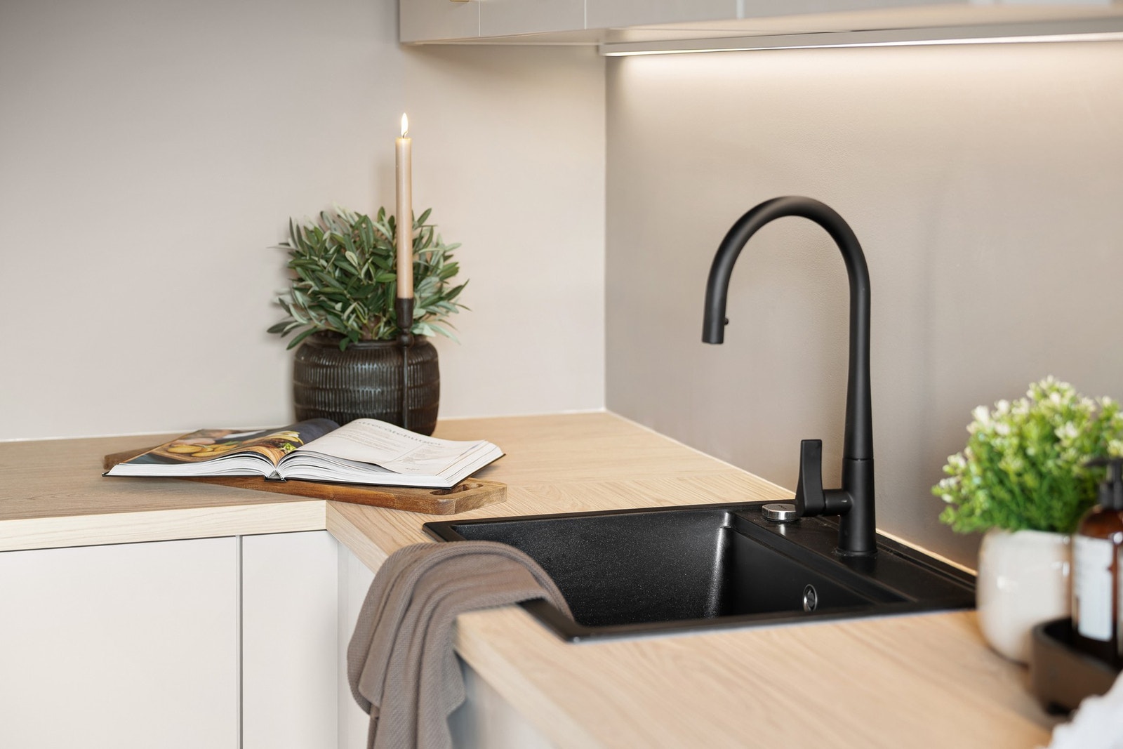 Moderne og flott kjøkken fra 2026 med god skap og benkeplass. Galleribilde